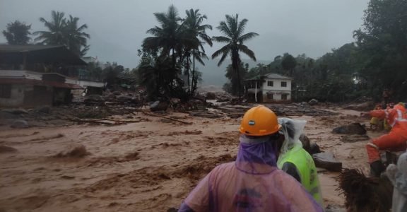 പെരുവെള്ളപ്പാച്ചിലില്‍ ചൂരല്‍മല അങ്ങാടി അപ്പാടെ ഒലിച്ചുപോയി, രാത്രി ദുരന്തത്തിന്‍റെ ഞെട്ടലില്‍ വയനാട്; മരണം 41 ആയി