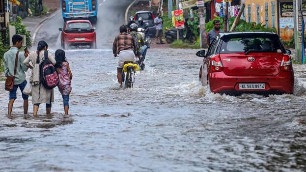 കേരളത്തില്‍ അടുത്ത അഞ്ച് ദിവസവും ശക്തമായ മഴ തുടരും; താഴ്ന്ന പ്രദേശങ്ങളില്‍ താമസിക്കുന്നവര്‍ ക്യാമ്പുകളിലേക്ക് മാറണം