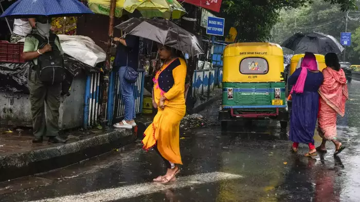 അതിശക്തമായ മഴ തുടരും; രണ്ടിടത്ത് ഓറഞ്ച് അലേർട്ട്, അഞ്ച് ജില്ലകളിൽ യെല്ലോ അലേർട്ട്