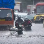 കനത്ത മഴയിൽ മുംബൈ ജനജീവിതം സ്തംഭിച്ചു; വിമാനങ്ങൾ വഴിതിരിച്ചുവിട്ടു, ട്രെയിൻ സർവീസുകൾ തടസ്സപ്പെട്ടു