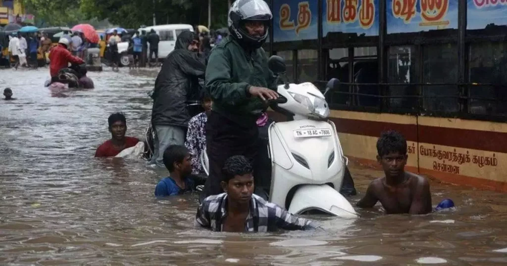 ചെന്നൈ വെള്ളപ്പൊക്കത്തിലും കൈയടി മലയാളികള്‍ക്ക്; അവശ്യ സാധനങ്ങള്‍ വിറ്റത് പത്തിരട്ടി വിലയ്ക്ക്; കരിഞ്ചന്തയില്‍ കരകാണാതെ ജനം