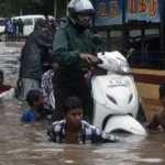 ചെന്നൈ വെള്ളപ്പൊക്കത്തിലും കൈയടി മലയാളികള്‍ക്ക്; അവശ്യ സാധനങ്ങള്‍ വിറ്റത് പത്തിരട്ടി വിലയ്ക്ക്; കരിഞ്ചന്തയില്‍ കരകാണാതെ ജനം