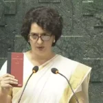 കേരള സാരിയിൽ പാർലമെന്റിൽ, ഭരണഘടന കയ്യിലേന്തി സത്യപ്രതിജ്ഞ ചെയ്ത് പ്രിയങ്ക ഗാന്ധി