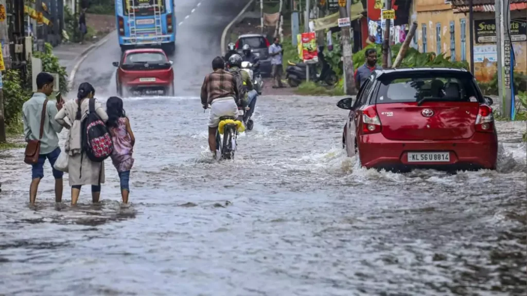 കനത്ത മഴ: നാല് ജില്ലകളിലെ വിദ്യാഭ്യാസ സ്ഥാപനങ്ങള്‍ക്ക് ഇന്ന് അവധി; ഈരാറ്റുപേട്ട-വാഗമണ്‍ റോഡില്‍ രാത്രി യാത്ര നിരോധിച്ചു