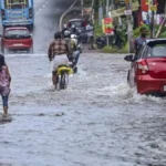 കനത്ത മഴ: നാല് ജില്ലകളിലെ വിദ്യാഭ്യാസ സ്ഥാപനങ്ങള്‍ക്ക് ഇന്ന് അവധി; ഈരാറ്റുപേട്ട-വാഗമണ്‍ റോഡില്‍ രാത്രി യാത്ര നിരോധിച്ചു