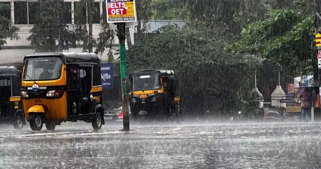 സംസ്ഥാനത്ത് അതിശക്തമായ മഴ; മലവെള്ളപ്പാച്ചിലും മിന്നൽ പ്രളയവും ഉണ്ടാകാൻ സാധ്യത, കണ്‍ട്രോൾ റൂമുകൾ തുറന്നു