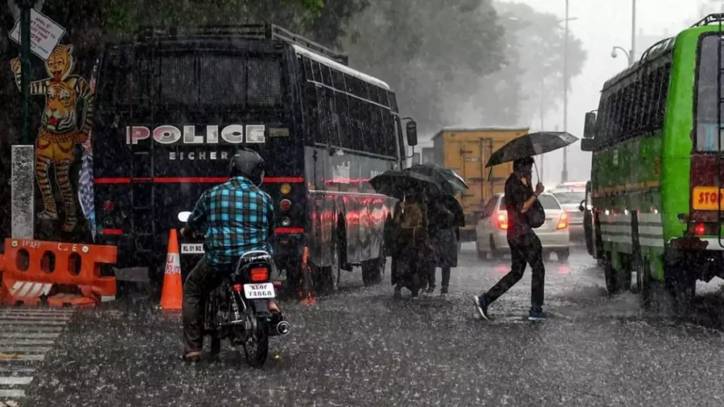 കേരളത്തില്‍ ഇന്നും നാളെയും അതിതീവ്രമഴ; മൂന്ന് ജില്ലകളില്‍ ഓറഞ്ച്, എട്ട് ജില്ലകളില്‍ യെലോ അലര്‍ട്ട്; മുന്നറിയിപ്പുമായി കേന്ദ്ര കാലാവസ്ഥ കേന്ദ്രം