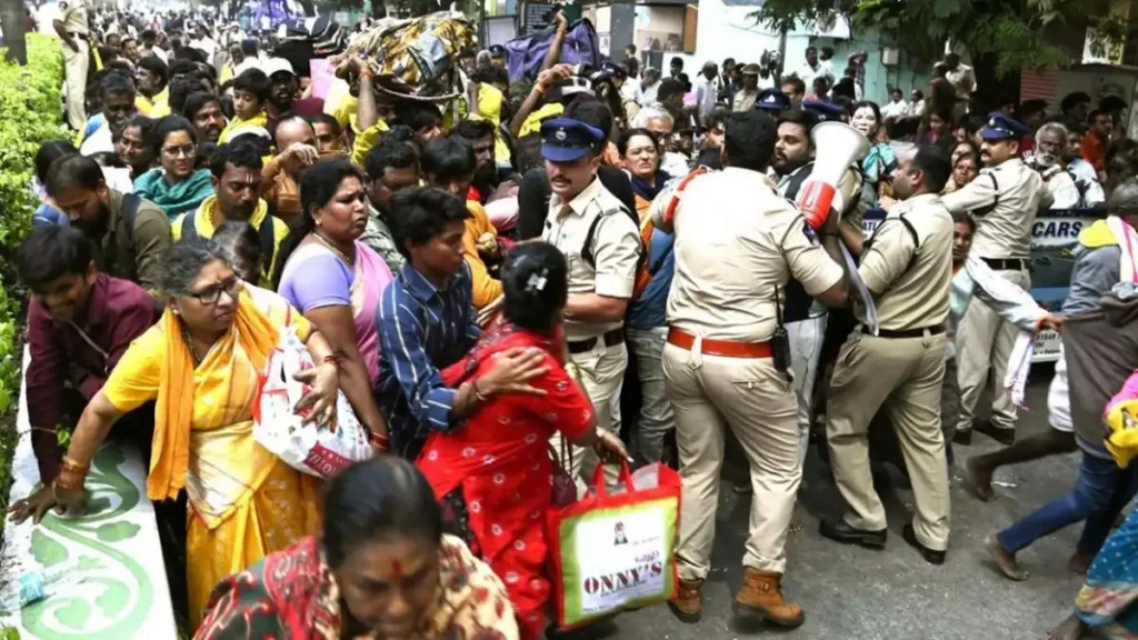 തിരുപ്പതി തിരുമല വെങ്കടേശ്വര ക്ഷേത്രത്തിലെ കൂപ്പണ്‍ കൗണ്ടറിലേക്ക് ആളുകള്‍ ഇടിച്ചു കയറി; തിക്കിലും തിരക്കിലും പെട്ട് ആറ് മരണം; നിരവധി പേര്‍ക്ക് പരിക്ക്